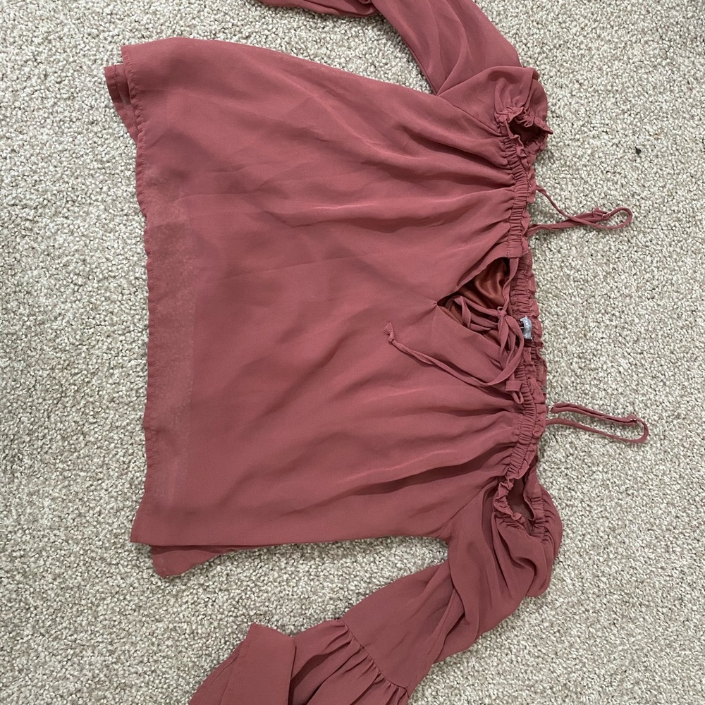 Exposed shoulder top